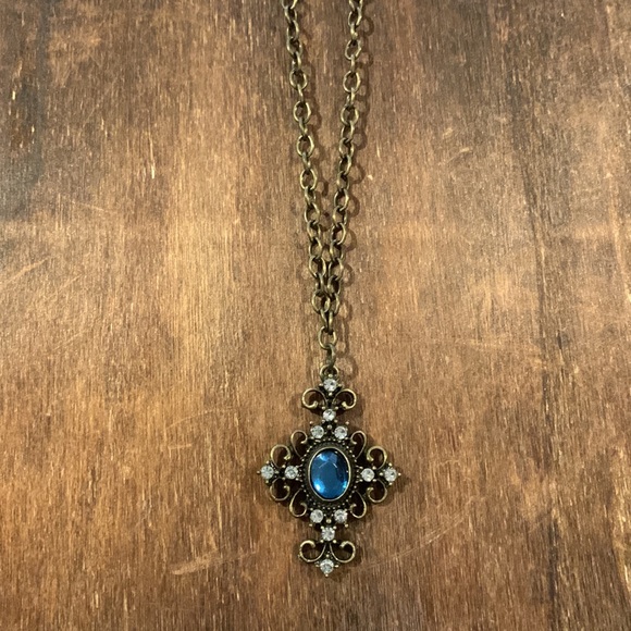 Vintage style cross with long brass chain. - Picture 2 of 2